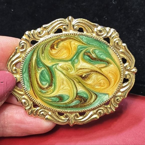 Vintage Gold Tone and Green Enamel Artwork  Swirl Brooch - Picture 6 of 17